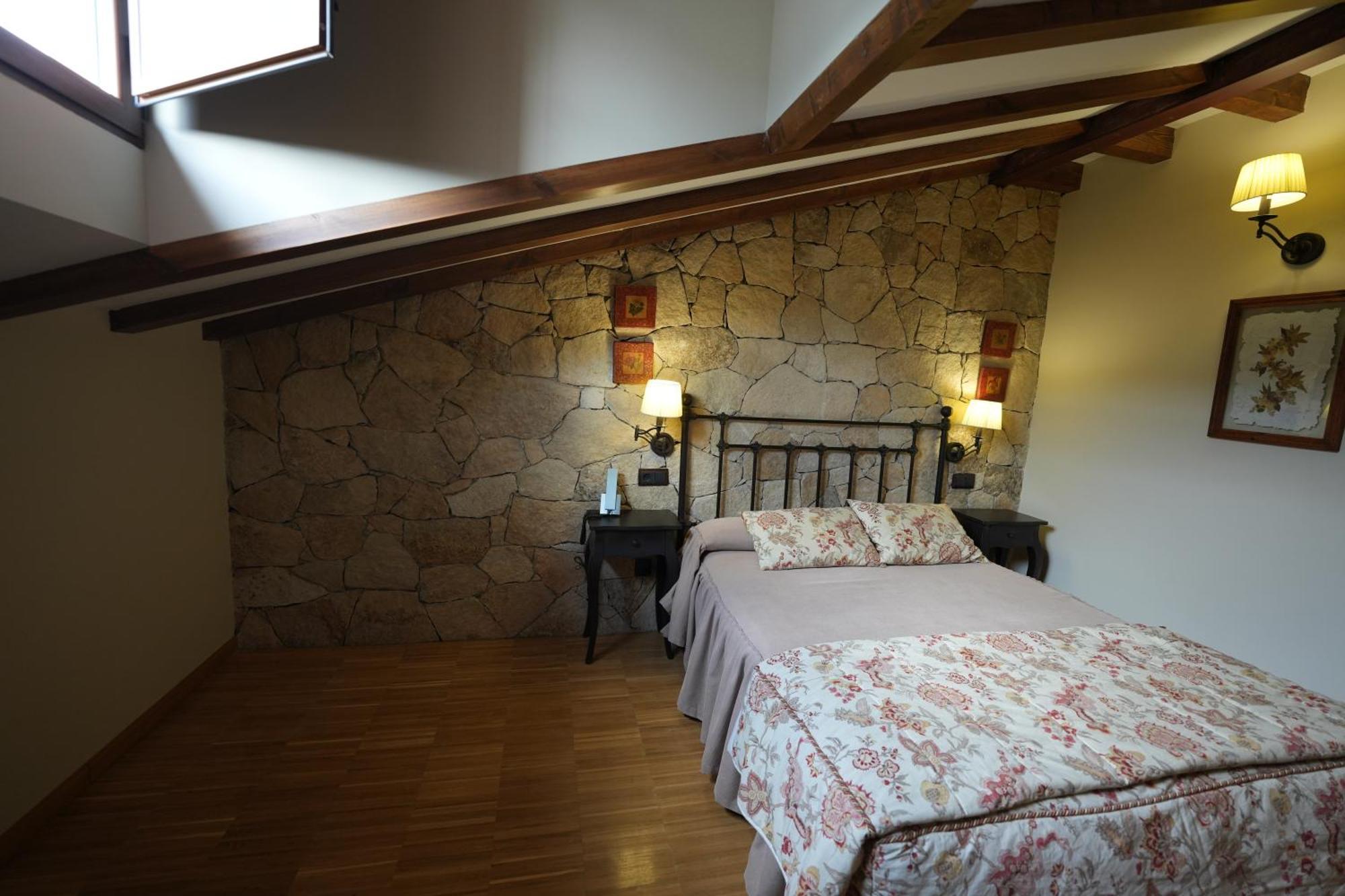 Hotel Rural Y Restaurante, Rinconcito De Gredos Cuevas Del Valle Esterno foto